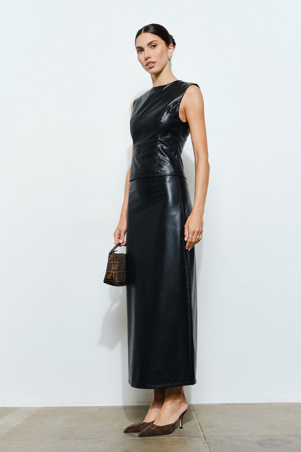 LC2490T_BLACK_4813823