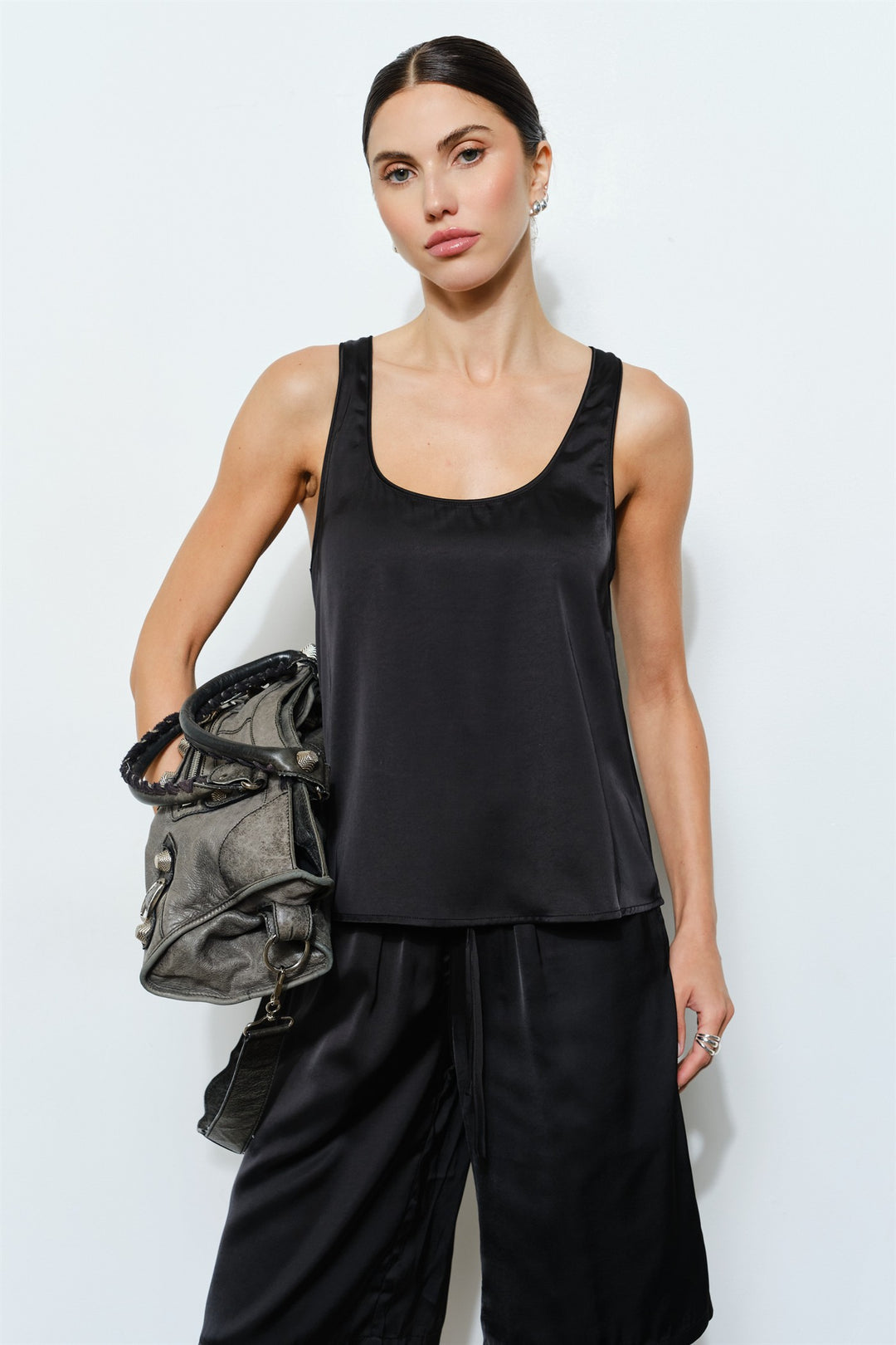 LC2476T_BLACK_4540637